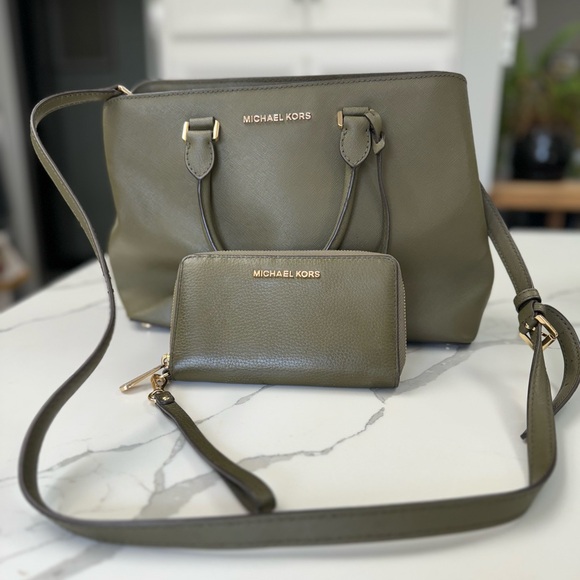 Michael Kors Savannah Satchel olive green leather bag with wallet/wristlet. Set - Picture 1 of 16